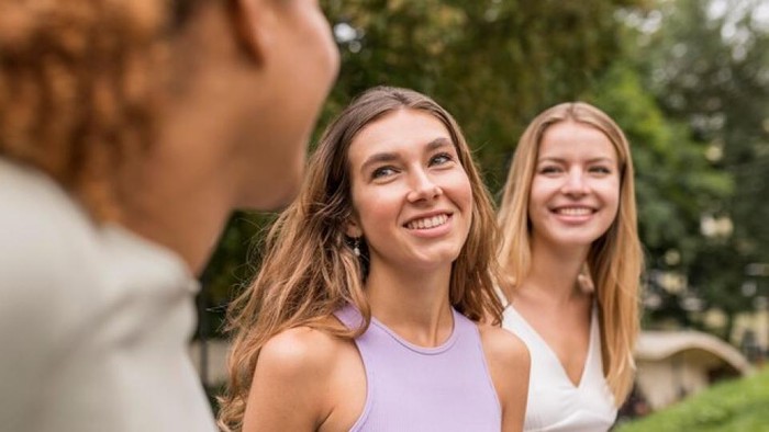 Perbedaan Orang Baik Hati dan People Pleaser yang Sering Tertukar