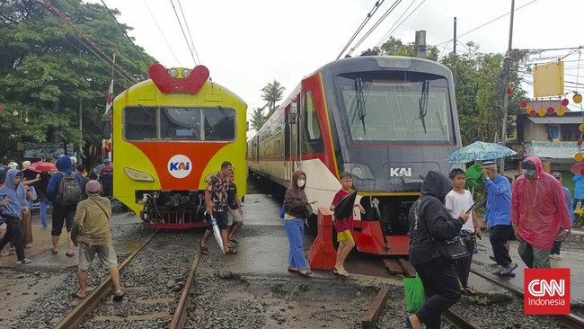 Insiden menegangkan terjadi di Stasiun Poris, Tangerang, saat kereta bandara menabrak truk terjebak di rel. Layanan kereta lumpuh, evakuasi berlangsung.