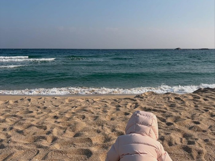 Lee Da In dan Lee Seung Gi melanjutkan perjalanan mereka ke Pantai dalam menghabiskan waktu liburan Imlek.