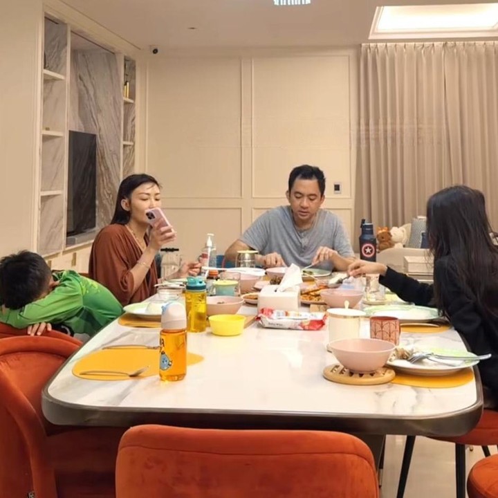 <p>Memasuki awal puasa, Ayu Dewi membagikan momen saat kedua anaknya sahur bersama. Meski sudah duduk di meja makan, kedua anak Ayu Dewi tampak mengantuk hingga sempat terlelap. Karena sulit dibangunkan, Ayu bahkan sampai mengelap wajah anaknya dengan air nih, Bunda. "Konsepnya sahur dengan kesabaran bangunin anak," ungkap Ayu, dikutip dari akun Instagram <em>@mrsayudewi.</em> (Foto: Instagram @mrsayudewi)</p>