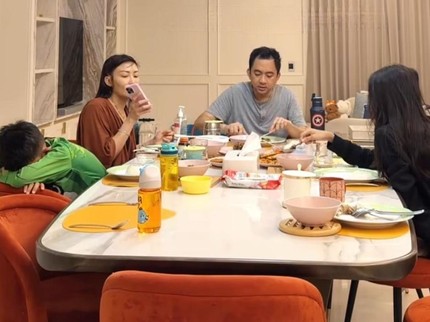 Momen Anak-Anak Ayu Dewi saat Sahur Curi Perhatian Netizen, Sampai Tertidur di Meja Makan