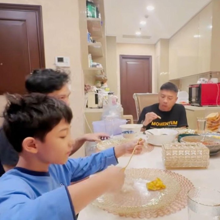 <p>Pada hari pertama puasa, anak-anak Ashanty, yaitu Arsy dan Arsya terlihat antusias saat bangun untuk sahur. Mereka bahkan menyantap hidangannya dengan begitu lahap, lho. Setelah selesai makan, mereka langsung menunaikan salat Subuh secara berjamaah. (Foto: Youtube @TheHermansyah_A6)</p>