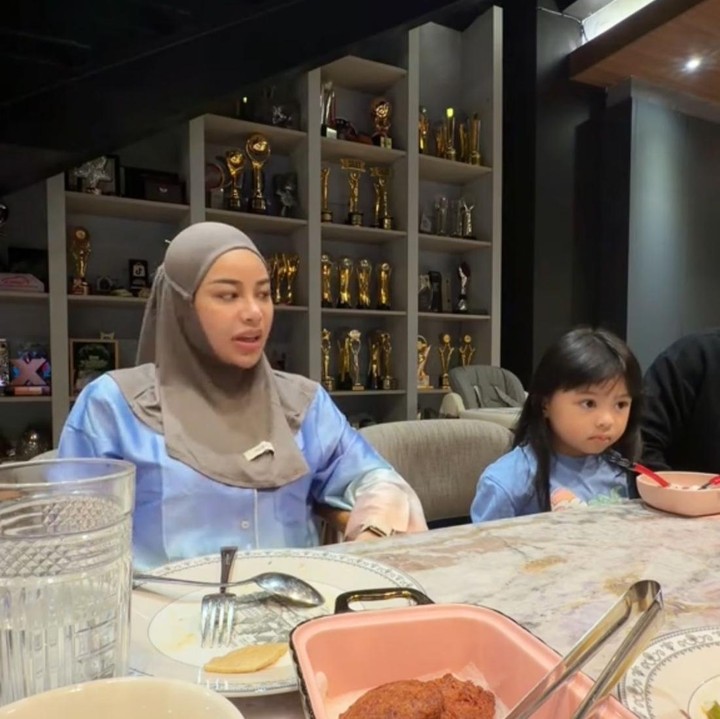 <p>Aurel Hermansyah juga tak ketinggalan membagikan momen saat dirinya sahur bersama sang putri, Ameena, pada hari pertama puasa. Ternyata, ini menjadi pengalaman pertama bagi Ameena mengikuti sahur. "Ini pertama kali kakak ikut bangun sahur, lucu banget," kata Aurel lewat akun Tiktok @aureliehermansyahatta. (Foto: Tiktok @aureliehermansyahatta)</p>