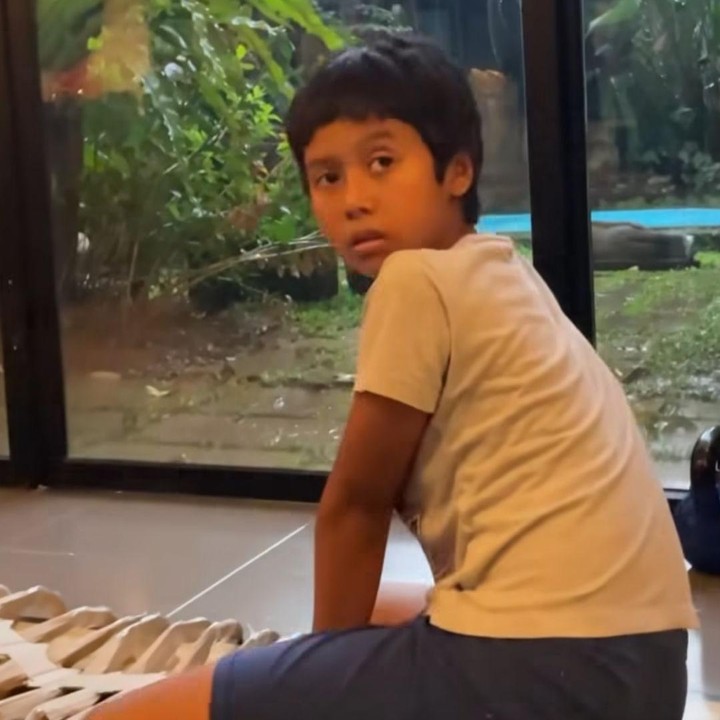 <p>Widi Mulia membagikan momen saat keluarganya menjalani sahur di hari pertama puasa. Setelah menyelesaikan sahur, putra bungsunya, Den Bagus, terlihat fokus menyelesaikan karya terbarunya hingga matahari terbit, Bunda. "Menjadikan hari pertama #ramadan 2026 tak terlupakan. Menyaksikan Den Bagus menyelesaikan karya barunya disaat matahari terbit. Semoga awet segar tanpa ngantuk disekolah ya nak. Selamat berpuasa wahai sahabat muslim di seluruh penjuru bumi. Semoga bisa ikhlas menikmati," tulis Widi Mulia melalui Instagram-nya. (Foto: Instagram @widimulia)</p>