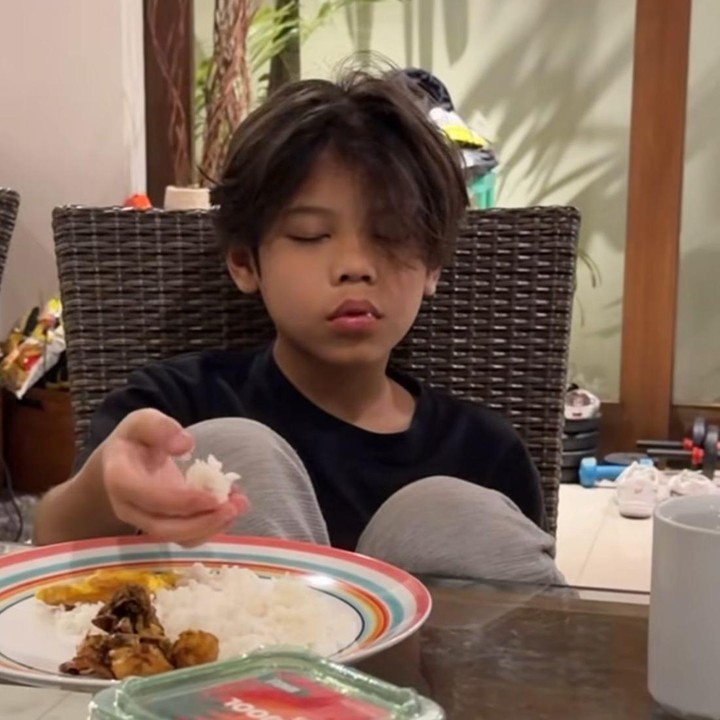 <p>Ratna Galih sempat mengunggah video saat anaknya menjalani sahur di bulan Ramadhan. Lucunya, momen sahur tersebut diwarnai oleh tingkah kocak putranya. Ia bahkan menyantap makanannya dengan mata yang masih terpejam nih, Bunda. "Baru hari kedua udah makan sambil tidur," kata Ratna lewat Instagram Stories-nya. (Foto: Instagram @ratnagalih)</p>