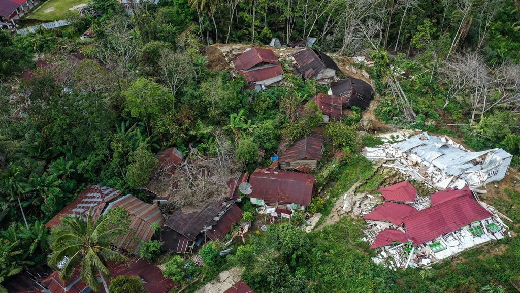 FOTO: Tanah Bergerak di Desa Tandihat Tapanuli Selatan