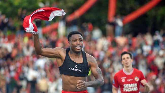 Malut United bermain imbang dengan Semen Padang dalam lanjutan laga Super League di Stadion Agus Salim, Jumat (20/2) malam.