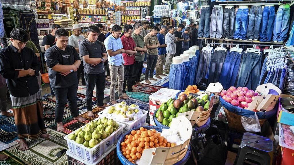 FOTO: Denyut Tanah Abang Henti Sesaat Kala Salat Jumat Awal Ramadan