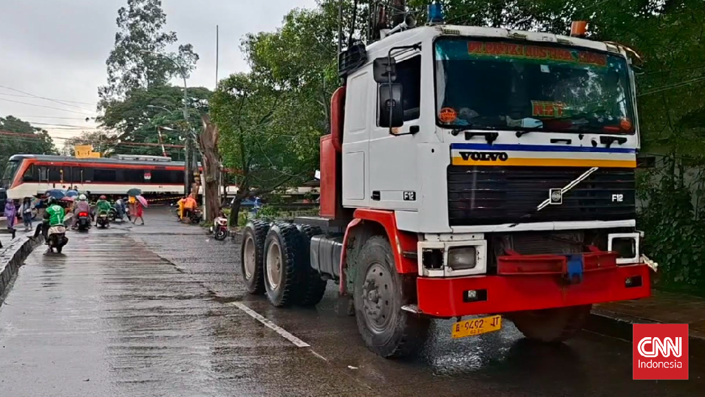 Polisi Periksa Sopir dan Kernet Truk Ditabrak Kereta di Tangerang