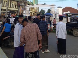 War Takjil di Tinumpuk Indramayu, Cara Seru Tunggu Magrib