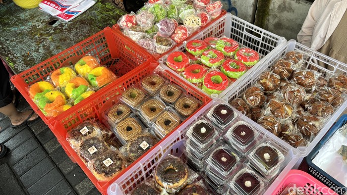 Takjil di Kampung Kue Surabaya.