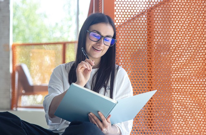 TOEFL dan IELTS sama-sama menguji kemampuan Listening, Reading, Writing, dan Speaking tapi dengan format tes yang berbeda./ Foto: Freepik.com/pvproductions