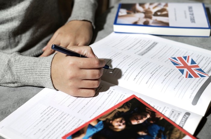 TOEFL umumnya menggunakan bahasa Inggris Amerika atau American English, sedangkan IELTS menggunakan beberapa variasi aksen dalam sesi ujian Listening terutama British atau aksen Eropa lainnya./ Foto: Freepik.com