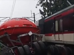 Video Truk Tertemper KA Bandara, Jalur Tangerang-Duri Disetop Sementara