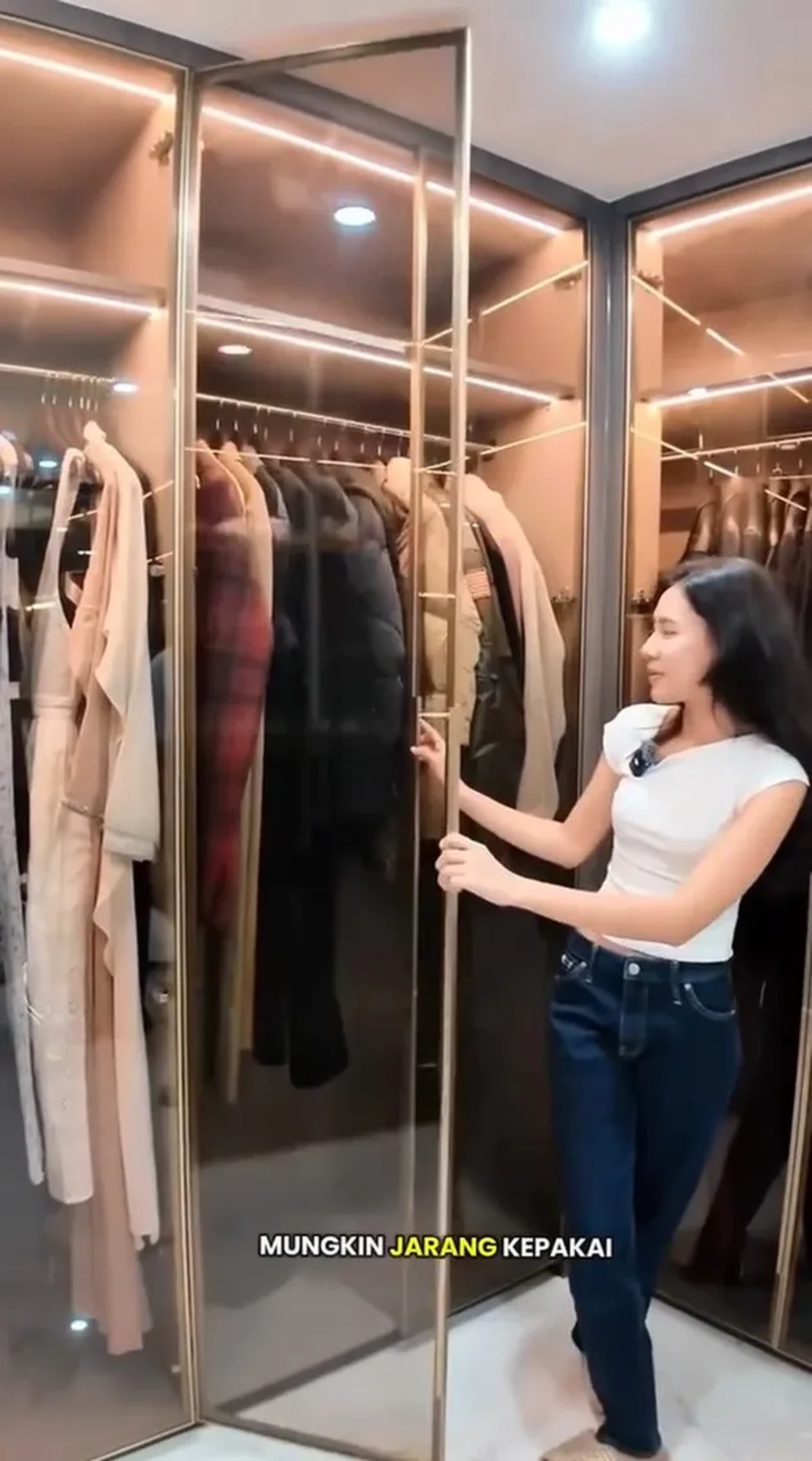 Wardrobe Shenina Cinnamon dan Angga Yunanda