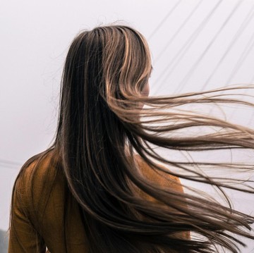 5 Tips Perawatan Rambut Kering agar Kembali Lembap