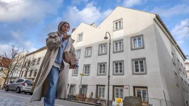 Rumah itu jadi saksi kelahiran hingga sebagian kecil masa muda Adolf Hitler.