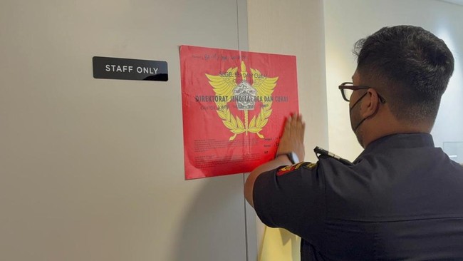 Direktorat Jenderal Bea dan Cukai menyegel Bening Luxury di Jakarta karena dugaan pelanggaran kepabeanan dan perpajakan. Pemeriksaan masih berlangsung.