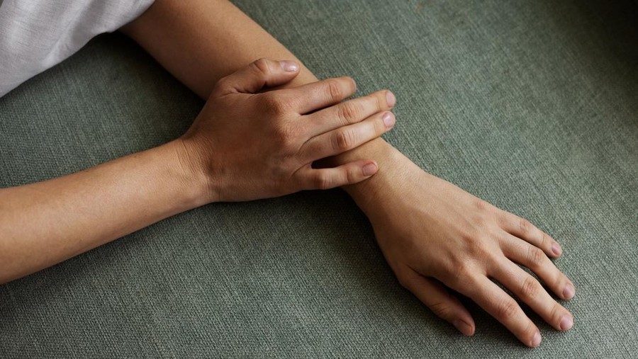 Ilustrasi kulit kering&comma; kulit tangan kusam&comma; body lotion&comma; body serum&comma; body care