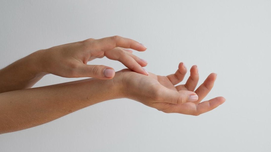 Ilustrasi kulit kering&comma; kulit tangan kusam&comma; body lotion&comma; body serum&comma; body care