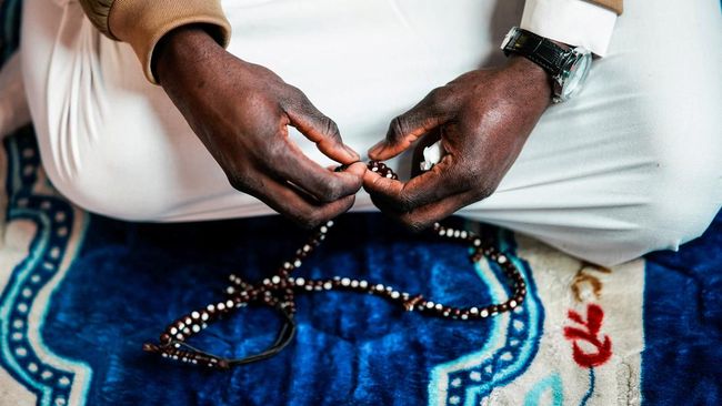 Berikut bacaan bilal sholat tarawih dan witir 23 rakaat beserta jawabannya agar jemaah bisa menjalankan ibadah dengan lancar hingga selesai.