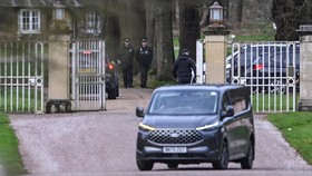 FOTO: Polisi Geledah Rumah Eks Pangeran Andrew Buntut Kasus Epstein