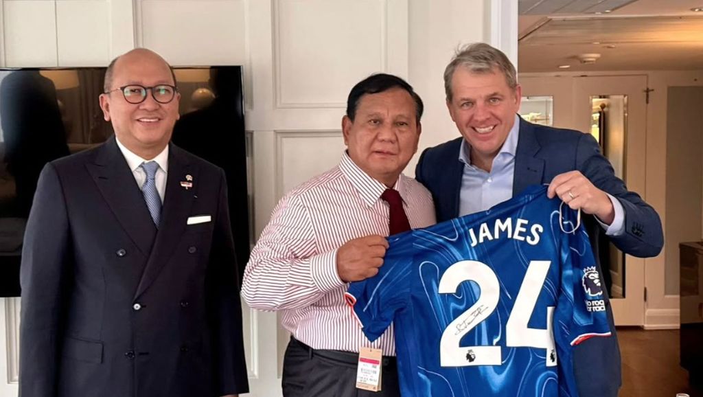 Bertemu Pemilik Chelsea, Prabowo Dapat Jersey Reece James