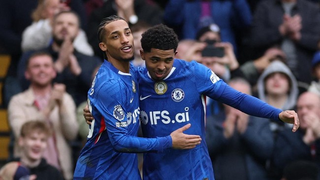 Chelsea gagal menyalip Manchester United dalam klasemen Liga Inggris usai diimbangi Burnley 1-1 dalam pertandingan pekan ke-27, Sabtu (21/2).