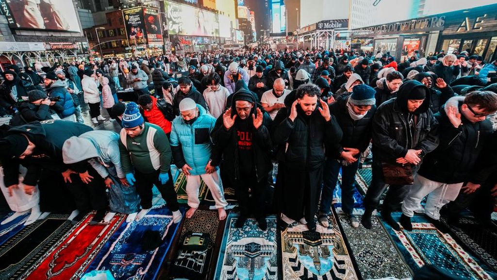 FOTO: Khusyuk Salat Tarawih di Tengah Hiruk Pikuk Times Square NY