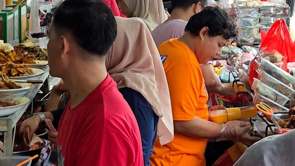 Warga Berburu Takjil dan Padati Bazar Ramadan Benhil
