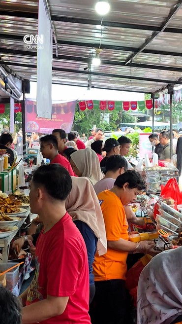 Warga Berburu Takjil dan Padati Bazar Ramadan Benhil
