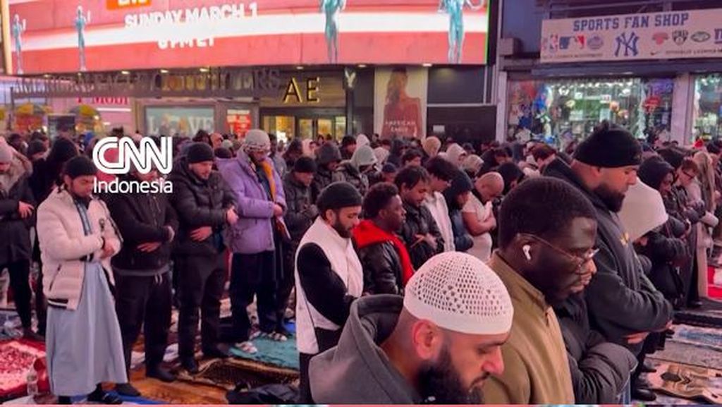 Momen Muslim AS Salat Tarawih di New York Times Square