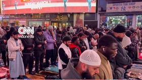 Momen Muslim AS Salat Tarawih di New York Times Square