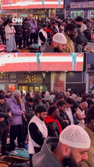 Momen Muslim AS Salat Tarawih di New York Times Square