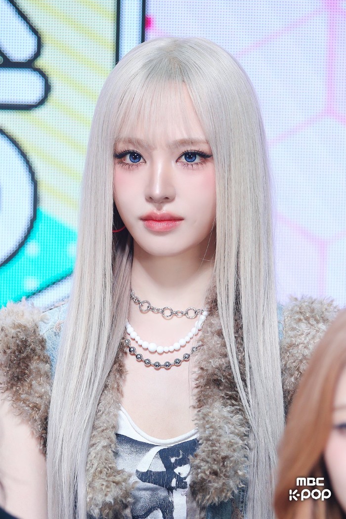 Bagaimana tidak, idol K-Pop berusia 21 tahun itu mengejutkan fans IVE alias DIVE dengan tampil dengan rambut blonde seperti dulu di music program yang disiarkan langsung oleh MBC setiap hari Sabtu tersebut./ Foto: program.imbc.com/musiccore