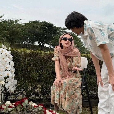 6 Tahun Kepergian Ashraf, BCL Ziarah ke Makam Mendiang Suami: Kami Masih di Sini