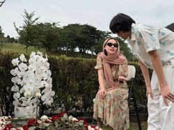6 Tahun Kepergian Ashraf, BCL Ziarah ke Makam Mendiang Suami: Kami Masih di Sini