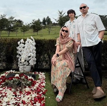 BCL, Noah, dan Tiko Kompak Ziarah ke Makam Ashraf Sinclair, Ayah Mertua Beri Komentar