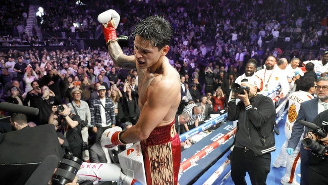 Petinju Amerika Serikat Ryan Garcia berhasil merebut gelar sabuk juara kelas welter WBC usai mengalahkan Mario Barrios di Las Vegas pada Minggu (22/2).