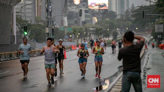 Suasana Hari Bebas Kendaraan Bermotor Jakarta (HBKB) atau car free day (CFD) di ibu kota pada Minggu (22/2/2026). (CNN Indonesia/Adi Ibrahim)