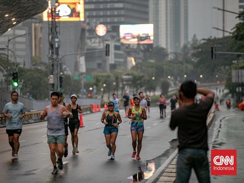 Suasana Hari Bebas Kendaraan Bermotor Jakarta (HBKB) atau car free day (CFD) di ibu kota pada Minggu (22/2/2026). (CNN Indonesia/Adi Ibrahim)