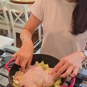 Dian Sastro Masak Resep Baru Sup Ayam Apel yang Unik & Umami