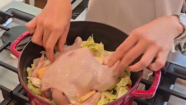 Dian Sastro Masak Resep Baru Sup Ayam Apel yang Unik dan Umami
