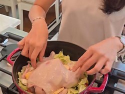 Dian Sastro Masak Resep Baru Sup Ayam Apel yang Unik & Umami