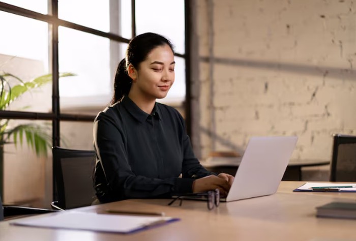 ENTJ menjaga produktivitas dengan pengelolaan energi dan prioritas yang jelas. Mereka tetap aktif dan fokus meski menjalankan ibadah puasa./ Foto: freepik.com