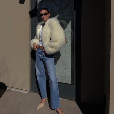 Cara Memadukan Jeans Terang dan Sepatu yang Tepat ala Hailey Bieber