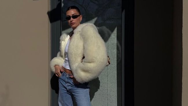 Cara Memadukan Jeans Terang dan Sepatu yang Tepat ala Hailey Bieber