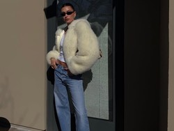 Cara Memadukan Jeans Terang dan Sepatu yang Tepat ala Hailey Bieber