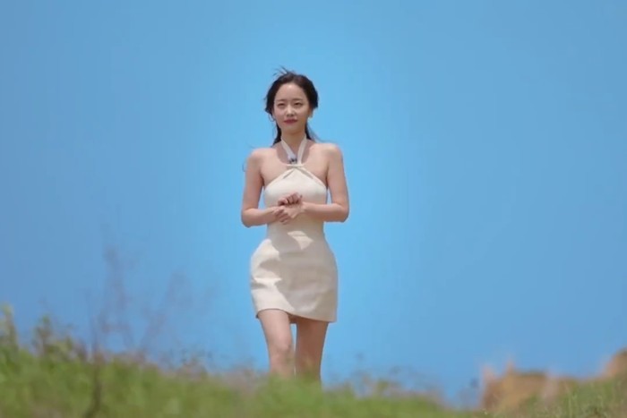 Ham Ye Jin tampil anggun dengan Claira Dress bernuansa beige yang elegan. Gaun mewah ini menghadirkan siluet feminin dan kesan sophisticated modern./ Foto: netflix.com