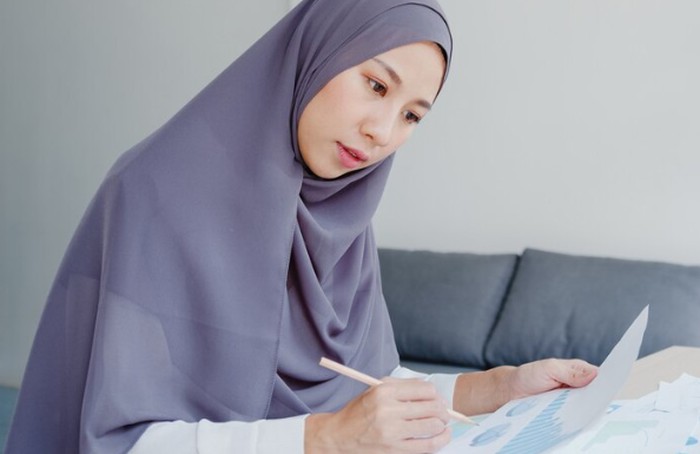 INFJ dikenal mampu menjaga fokus melalui perencanaan matang dan refleksi diri. Tipe ini tetap produktif saat puasa karena terbiasa bekerja dengan ritme yang stabil dan terarah./ Foto: freepik.com/tirachardz